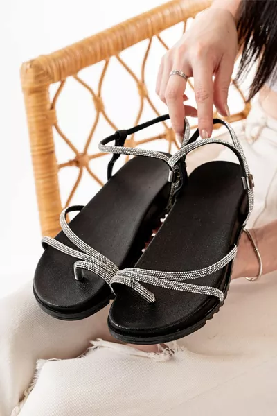  صنادل نسائية من الحجر الأسود