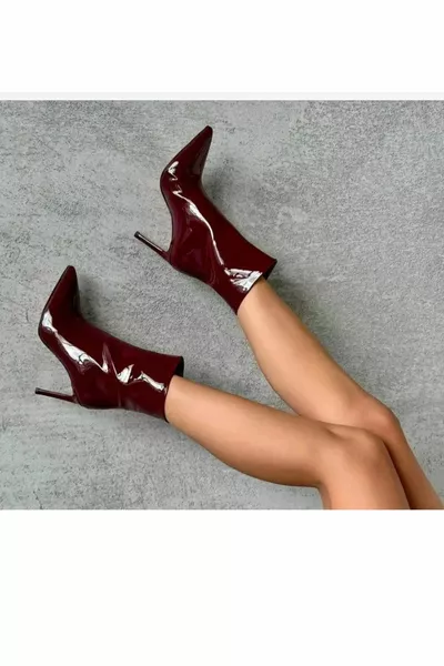 Бордовые лакированные женские сапоги миди на каблуке