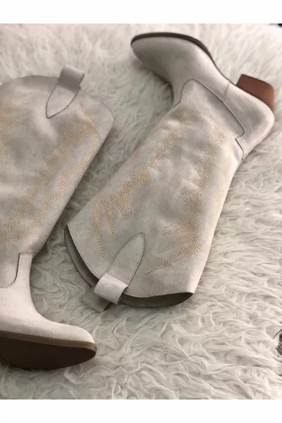 BOTTES DE COWBOY JANE EN DAIM BRODÉES CRÈME 5 CM