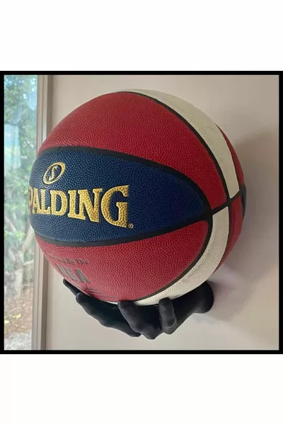 Стена за ръчно окачване за излагане на баскетболни, футболни и волейболни топки