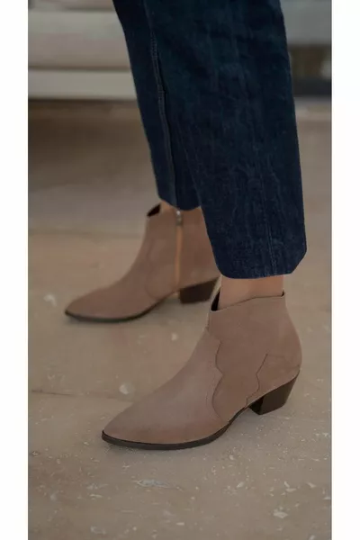 أسبن الجمل أحذية من جلد الغزال