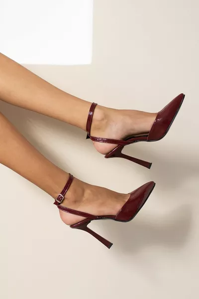 Talons gobelet en cuir verni bordeaux avec brides à la cheville