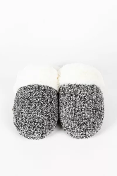 Graue flauschige Hausschuhe