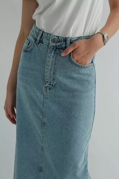 تنورة جينز طويلة باللون الأزرق