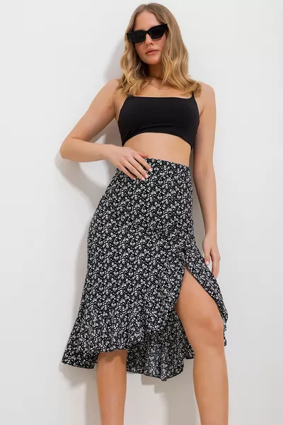 تنورة نسائية سوداء مزركشة بالزهور 