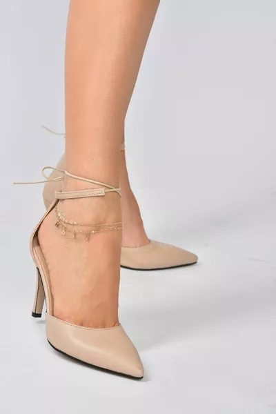 لون بشرة المرأة وأشار اصبع القدم الكعب 