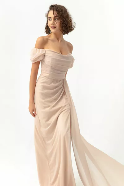 Женское бежевое вечернее платье с драпировкой и длинным блеском