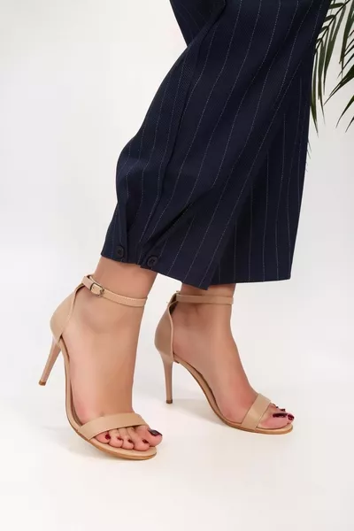 كعب بحزام واحد من جلد بويرن للسيدات