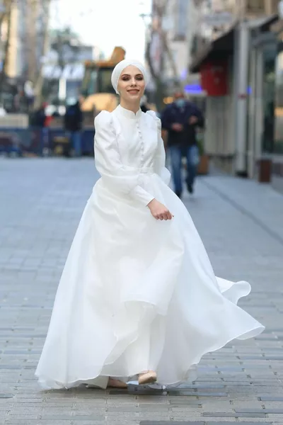 ملاك مساء اللباس الأبيض