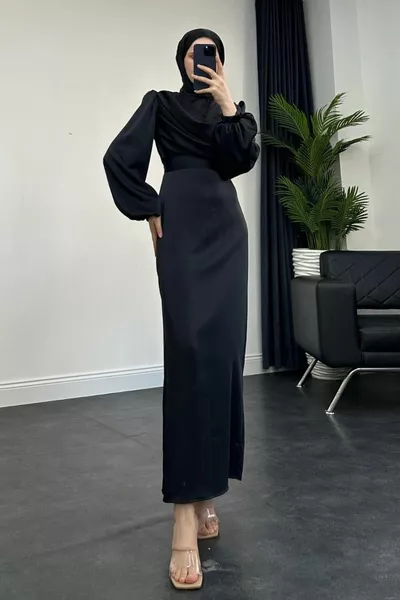 Кехлибарена завеса Детайл Сатенена вечерна рокля Черна