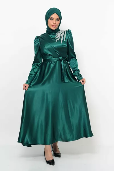 Satin-Design-Kleid mit Schultersteinen