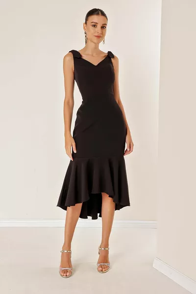 فستان مبطن مع أحزمة رفيعة قصيرة من الأمام وطويل من الخلف فستان منتفخ أسود