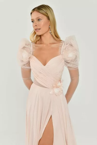 Soffice abito lungo in chiffon a maniche corte con fessura