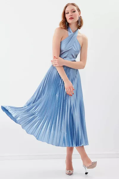 Tief ausgeschnittenes Plisseekleid mit Krawatte