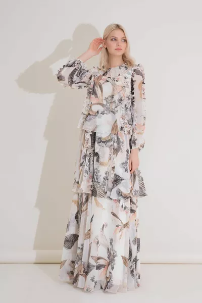 Abito lungo in chiffon fantasia con ricami e dettagli a balze