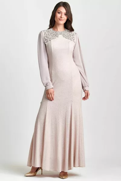 Beige lasergeborduurde avondjurk aan de voorkant