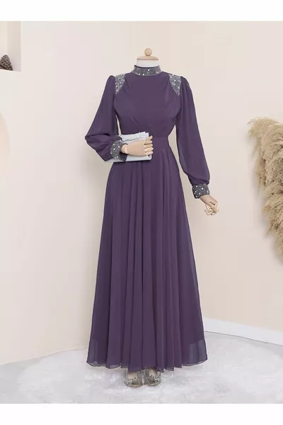 Chiffon avondjurk met een kraag en mouwmanchet met steentjes en een kant in de taille