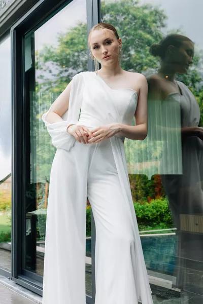 Weißer Damen-Abendkleid-Jumpsuit mit einärmeligem Gürtel