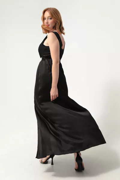 المرأة السوداء مزدوجة الصدر طوق الحجر حزام طويل مساء اللباس