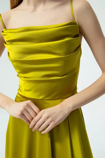 Женское фисташковое зеленое атласное платье миди с разрезом и выпускное платье