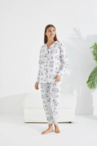 طقم بيجامة قطني بزرار بنقشة القط الأبيض
