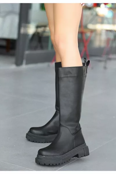 Черные кожаные сапоги на каблуке