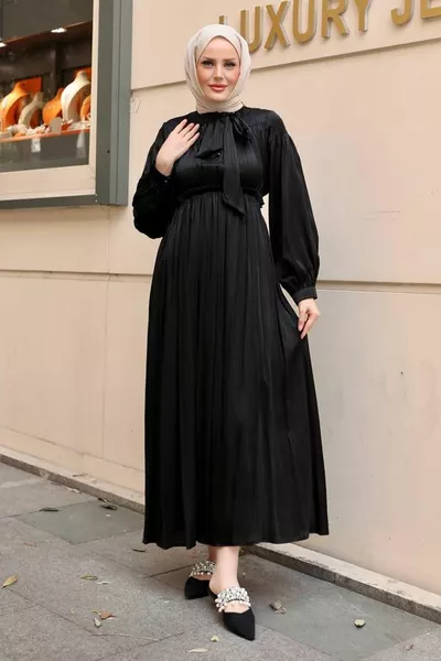 Abito da sera in raso nero con colletto a sciarpa 