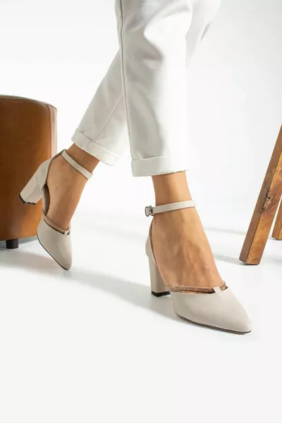 حذاء بيج مدبب 7 سم حجر كلاسيكي جديد للسيدات