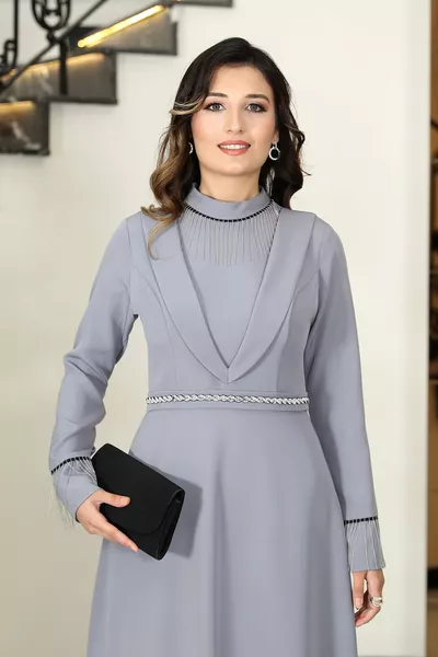 Hijab-Abendkleid & Grübchen & Kette und Streifen mit Details