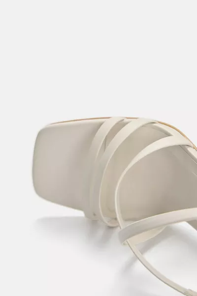 Сандали на ток с кръстосани презрамки