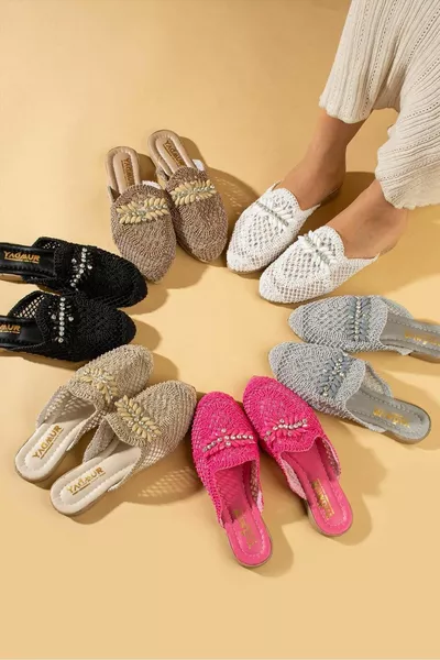 Бродирани чехли от сив камък