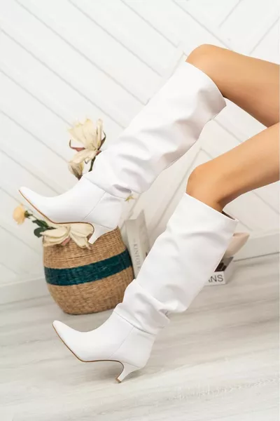 Weiße Freizeitstiefel mit Blasebalg und Absatz