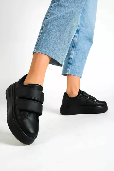Schwarze Velcro-Sneaker mit hoher Sohle