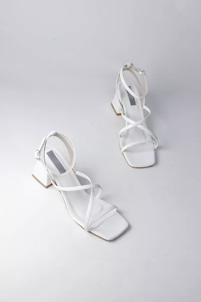 صنادل نسائية بكعب الكاحل