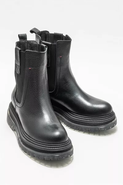 أحذية نسائية جلدية سوداء