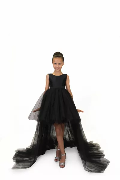 الفتيات الجبهة قصيرة الظهر طويل الذيل مفصلة الأسود الساتان حفلة موسيقية حزب التخرج اللباس