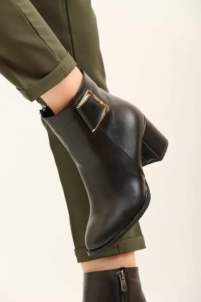 Schwarze kurze Stiefel aus Leder mit Schnalle und Absatz für Damen