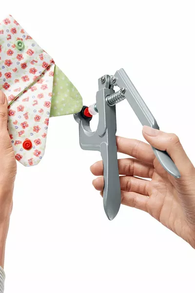 Набор фигурных кнопок,  пластик  серебристый металлический набор кнопок с отверткой и купоном на зажим