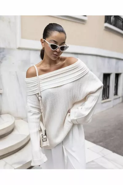 Женский трикотажный свитер с вырезом Мадонна и рифленой фактурой кремового цвета