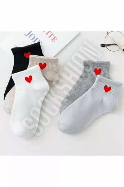 Set di Calze College a Mezza Polpaccio con Cuori da Donna - Un Tocco d'Amore al Tuo Stile