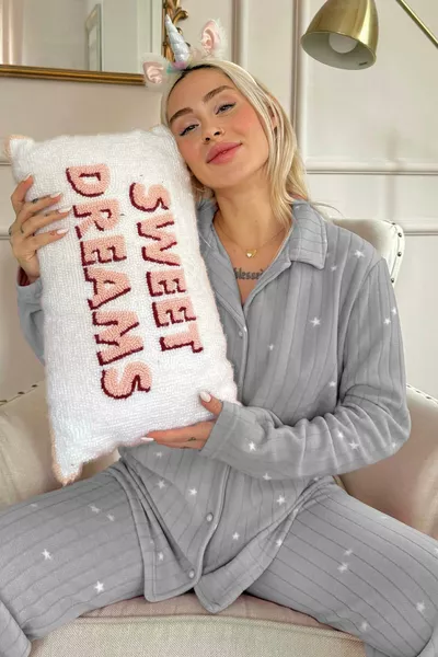 طقم بيجامة من القطيفة الصوفية بطبعة الكسوف الرمادية وأزرار أمامية