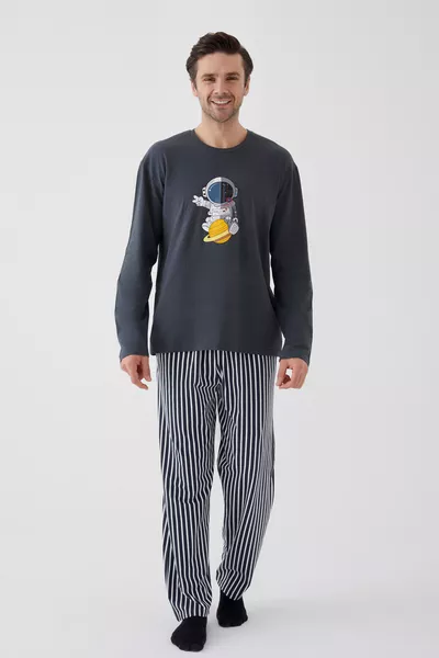 Мужская хлопковая пижама с длинным рукавом, верх с принтом астронавта, низ в полоску