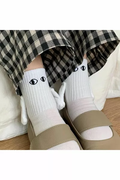 زوج من جوارب التنس الممغنطة التي تمسك اليدين معًا