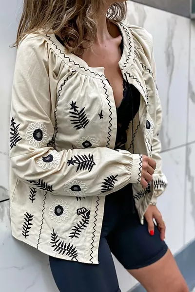 سترة نسائية بوهيمية رفيعة باللون البيج والأسود مع تطريز وشراشيب