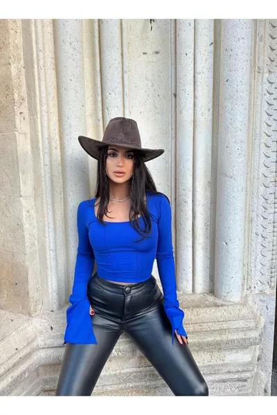 بلوزة قصيرة أساسية على الطراز الإسباني