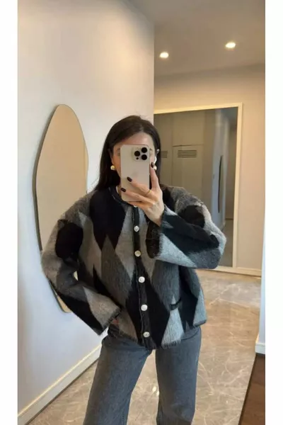 Дамска популярна оувърсайз безджобна пухена жилетка с баклава десен