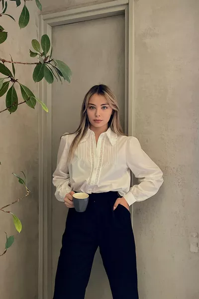 قميص نسائي من القطن المنسوج برقبة بيضاء وتطريز دانتيل مخطط 