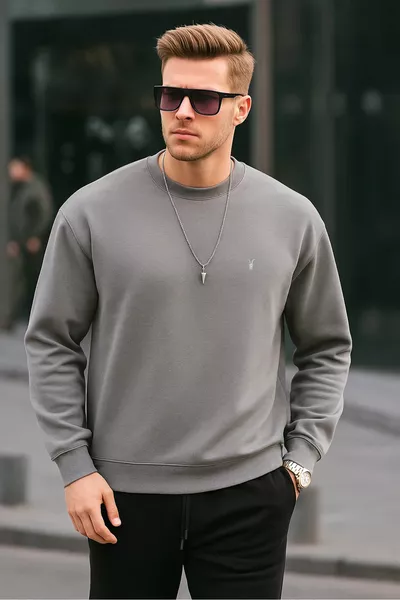 سويت شيرت رجالي رمادي اللون بقصة عادية وياقة دائرية