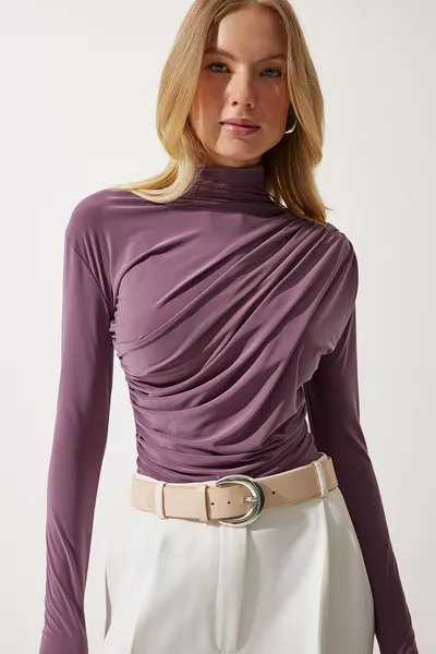 بلوزة نسائية ساندية بياقة مرتفعة مع تفاصيل كشكش وليلكي 