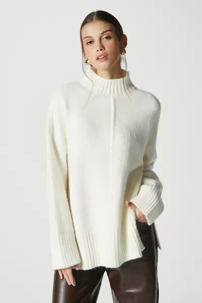 كنزة نسائية وندر ناعمة بياقة عالية بلون عاجي مع شق وصياغة واسعة